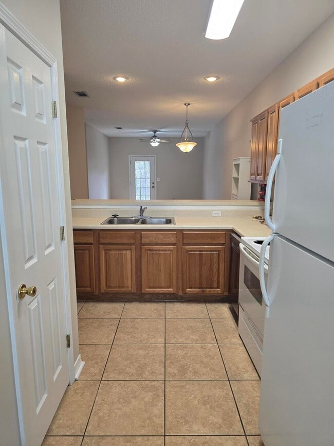 Building Photo - 204 Ann Cir