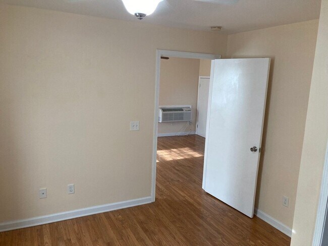 Building Photo - 238 N Crestwood Dr