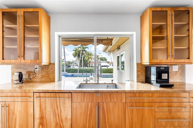 Building Photo - 2085 Ixora Rd