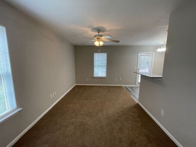 Building Photo - Spacious 4 bedroom, 2 full bath, 2 story town home