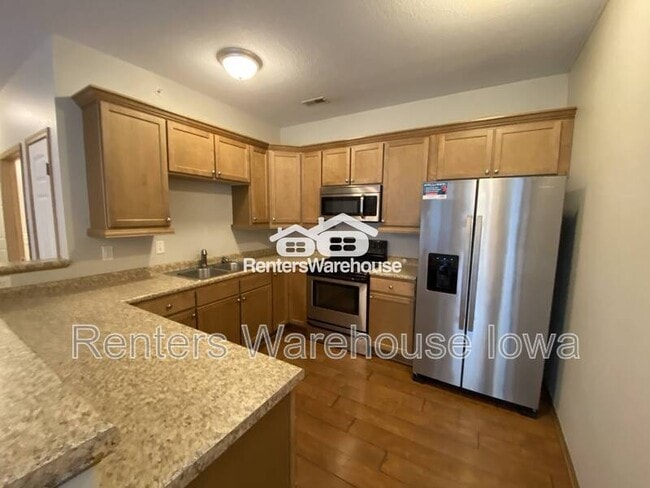 Building Photo - 2000 Meadow Ct