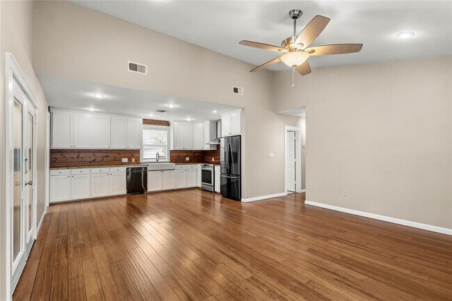 Building Photo - 18000 Lafayette Park Dr