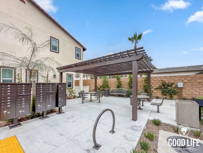 Building Photo - 7006 Solara Wy
