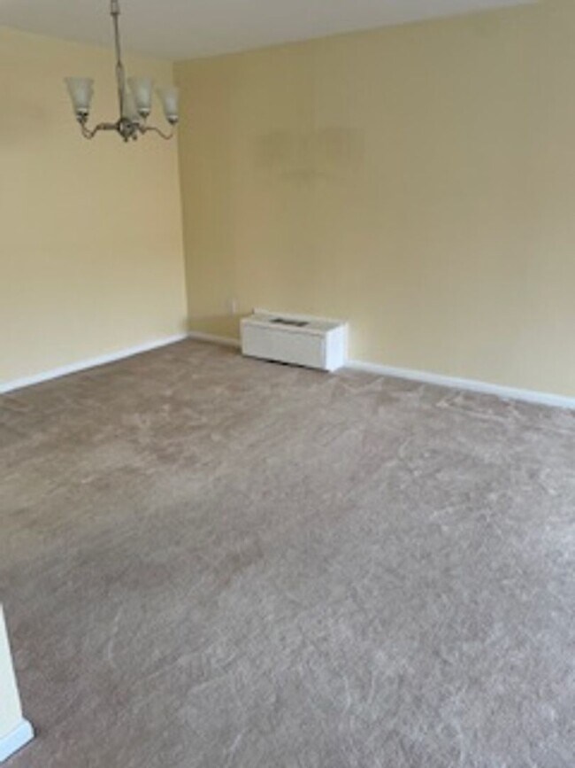 Building Photo - Oversized 2 bedroom unit in prime location