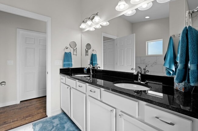 Building Photo - Great Location Woodland Park Townhome!