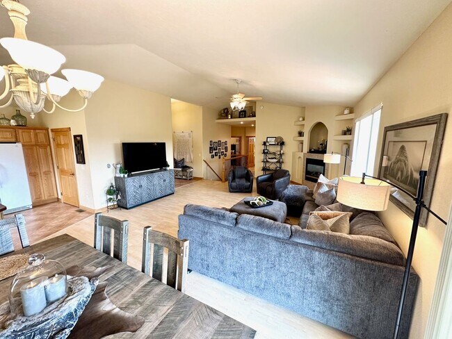 Building Photo - 6 BED | 3 BATH | TRIPLE GARAGE | RED ROCK ESTATES