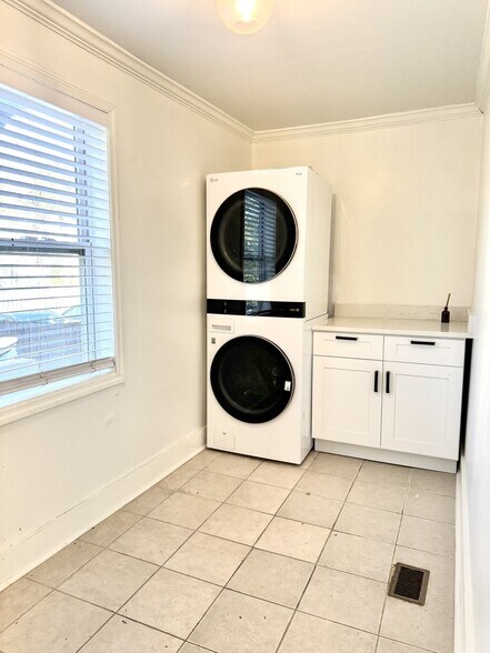 Building Photo - 512 E Waldburg St