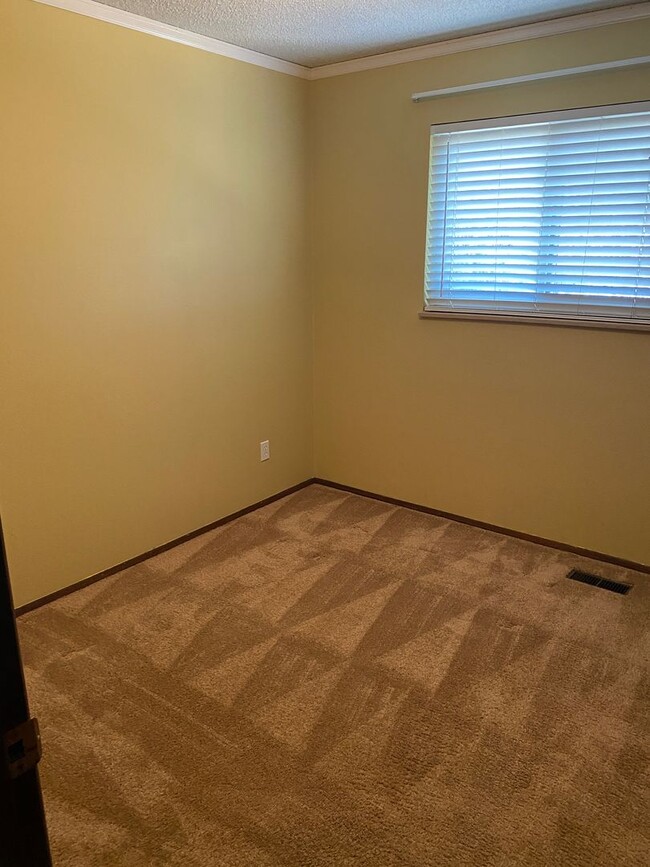 Building Photo - Wonderfully taken care of Tri Level Home w...