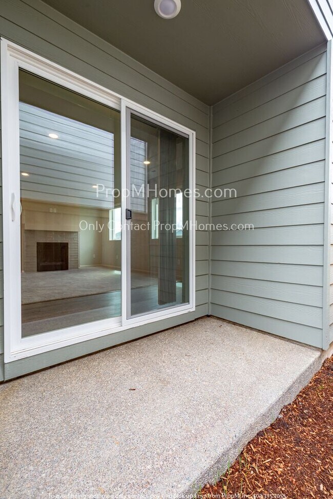 Building Photo - Discover Your Dream Home: Gorgeous Three B...