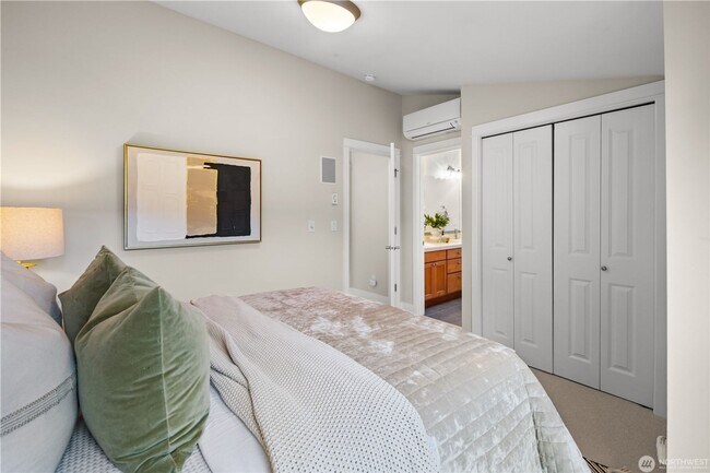 Building Photo - Downtown Ballard 3 bd 2.5 bath townhome in Great School district and minutes to Ballard Locks