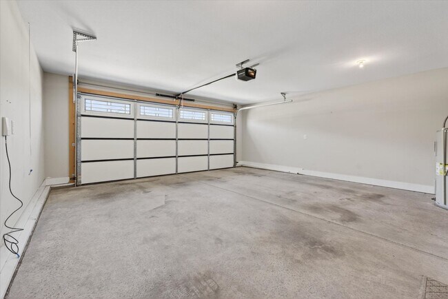 Building Photo - Pet Friendly Three Bedroom!