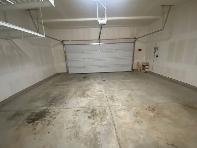 Building Photo - AVAILABLE BY 6/19/26. 4 BED, 2.5 BATHS, 1763 SQ FT STAINLESS STEEL APPLIANCES INCLUDED