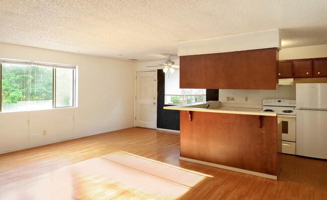 Building Photo - Spacious Loft-Style Unit Across from Fairw...