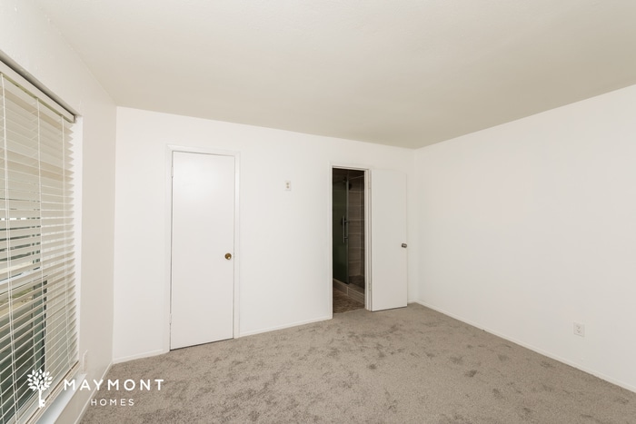 Building Photo - 1420 Palisades Dr