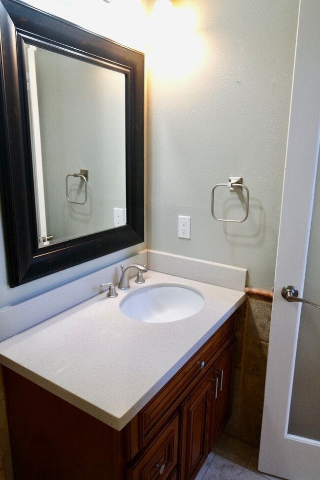 Building Photo - Modern House Near Downtown