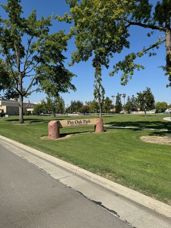 Building Photo - 3 bedroom 2 bath home in The Oaks