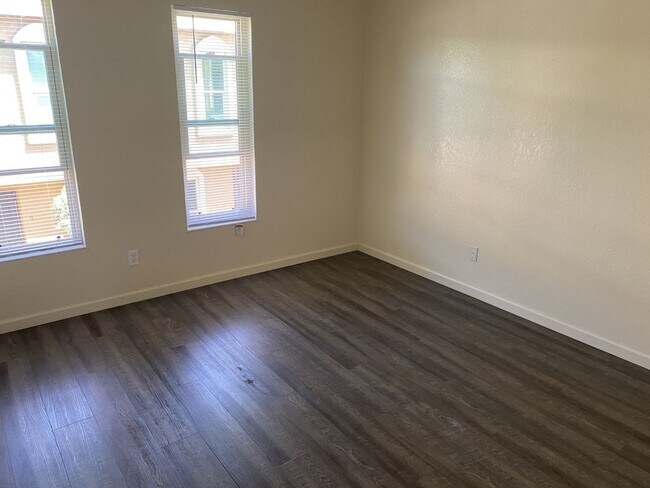 Building Photo - Spacious Townhome in Desirable Fairfield Area