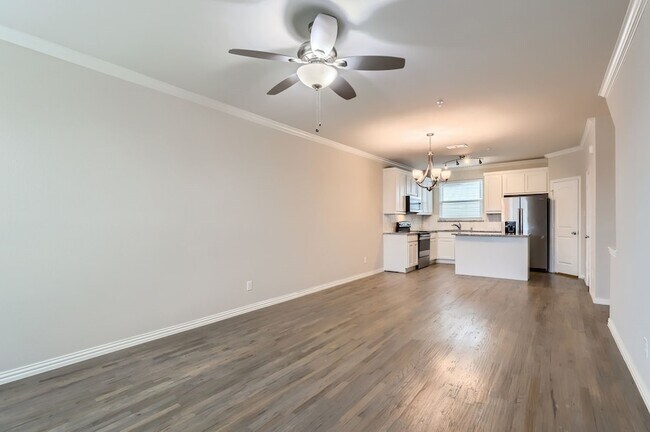 Building Photo - 301 E Lamar St