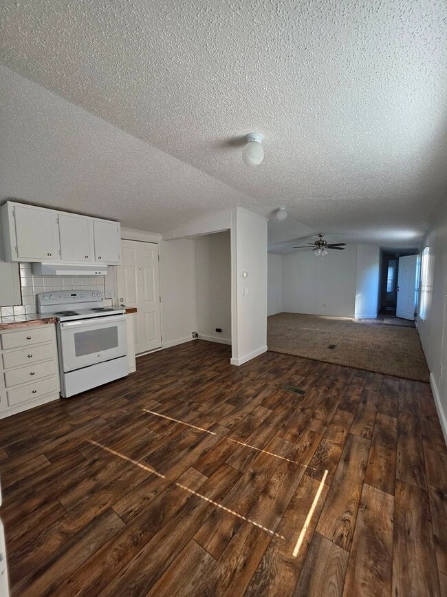 Building Photo - Ready to Move in