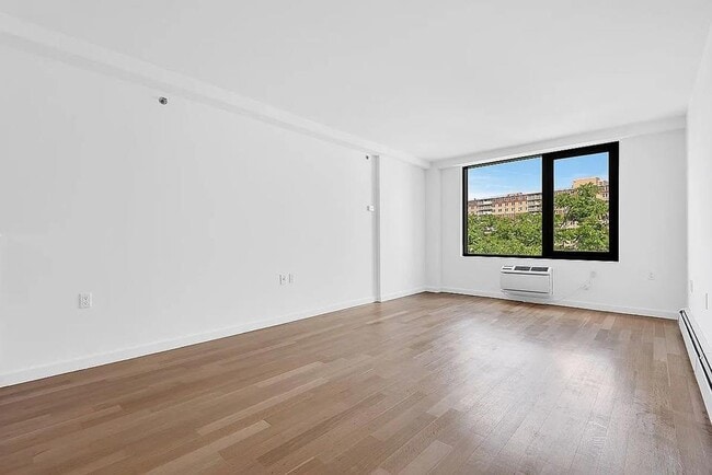 Building Photo - 91-16 Shore Front Pkwy