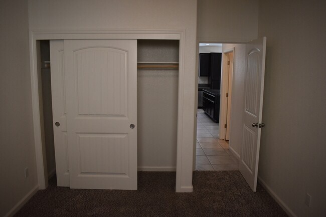 Building Photo - 4457 Jennifer Wy