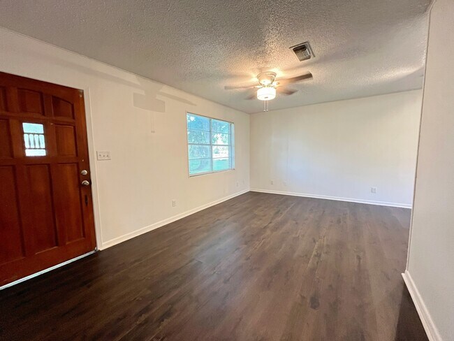 Building Photo - 409 La Bradford Dr