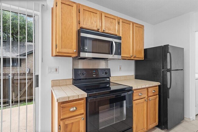 Building Photo - 1015 E Yager Ln