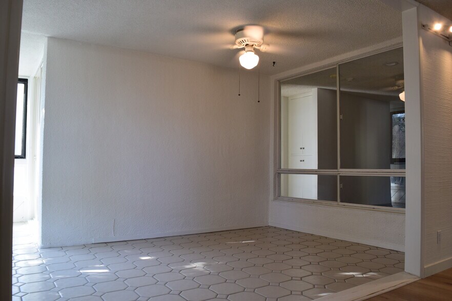 Building Photo - 575 Esplanade