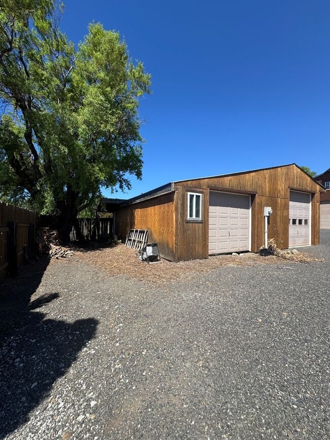 Building Photo - Idyllic 3bd, 2ba Retreat with Loft on 2+ A...