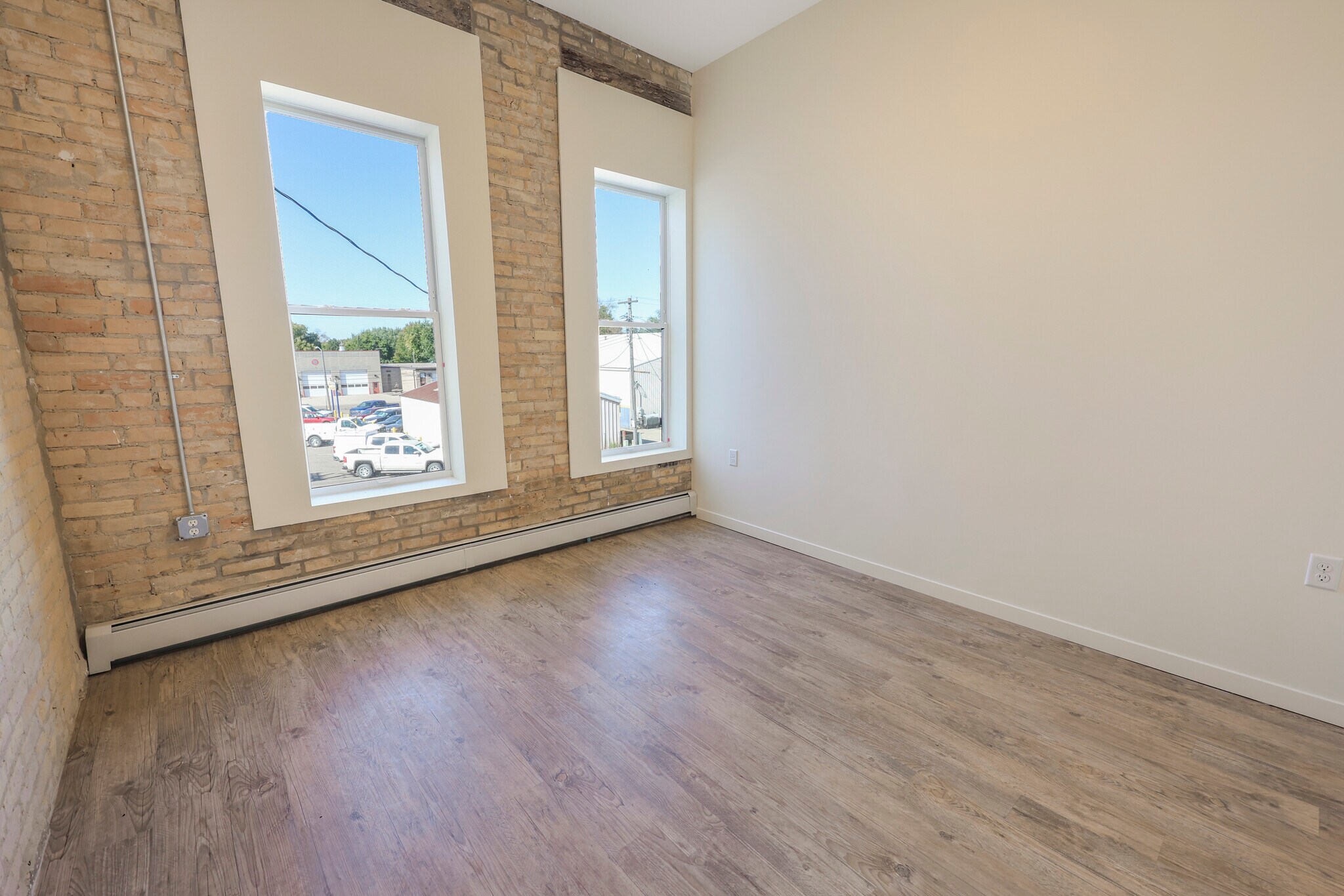 Bedroom - tall ceilings - 225 N Sibley Ave