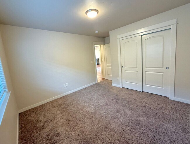 Building Photo - 4 Bedroom Home: Fenced Backyard & Great Location!