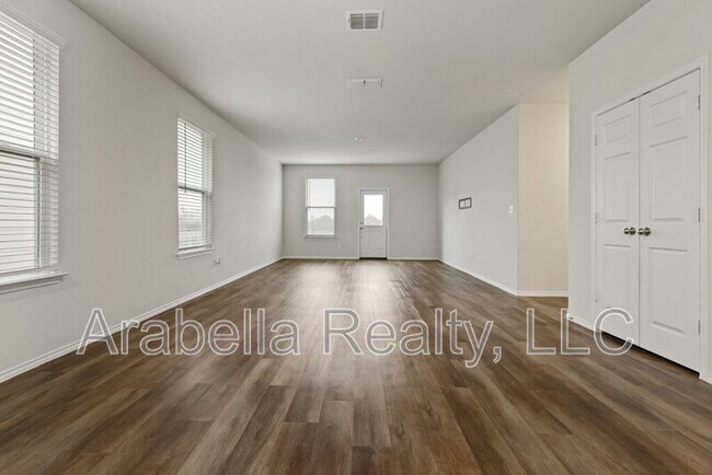 Building Photo - 440 Lynwood Gold