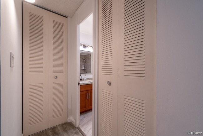 Building Photo - Upgraded 2BR 1BA 1PARKING near Waikiki & UH Manoa! Dishwasher & Washer/Dryer In Unit!