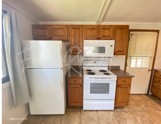 Building Photo - For Rent: Updated 2 Bedroom, 1.5 Bath Town...