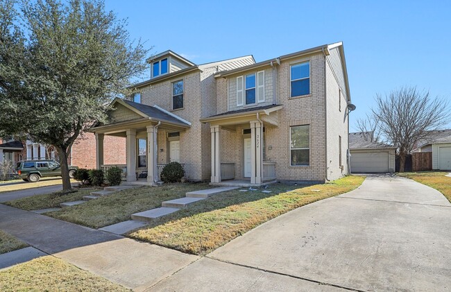 Building Photo - Beautifully updated 2 bedroom, 1.5 bath home!