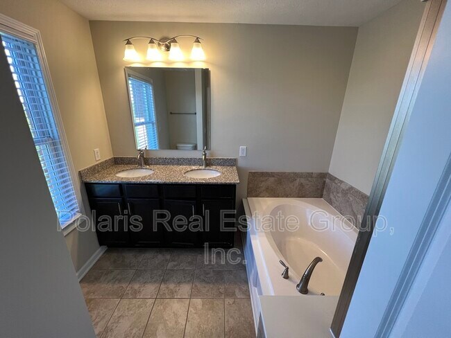 Building Photo - 2617 Manigault St