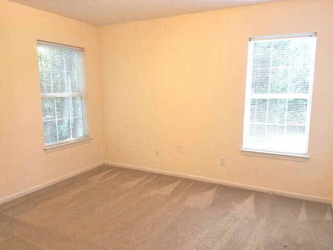 Building Photo - AZALEA TRACE