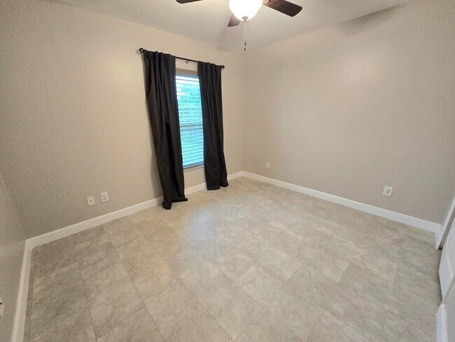 Building Photo - 823 Del Mar Cir