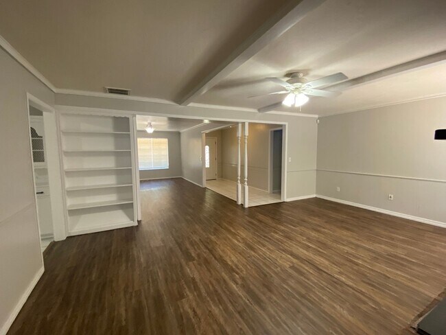 Building Photo - 3 bedroom 2.5 bath!