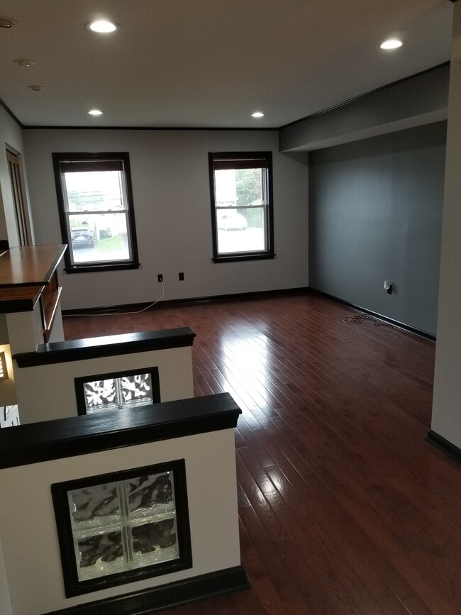 Building Photo - 445 W 6th Ave