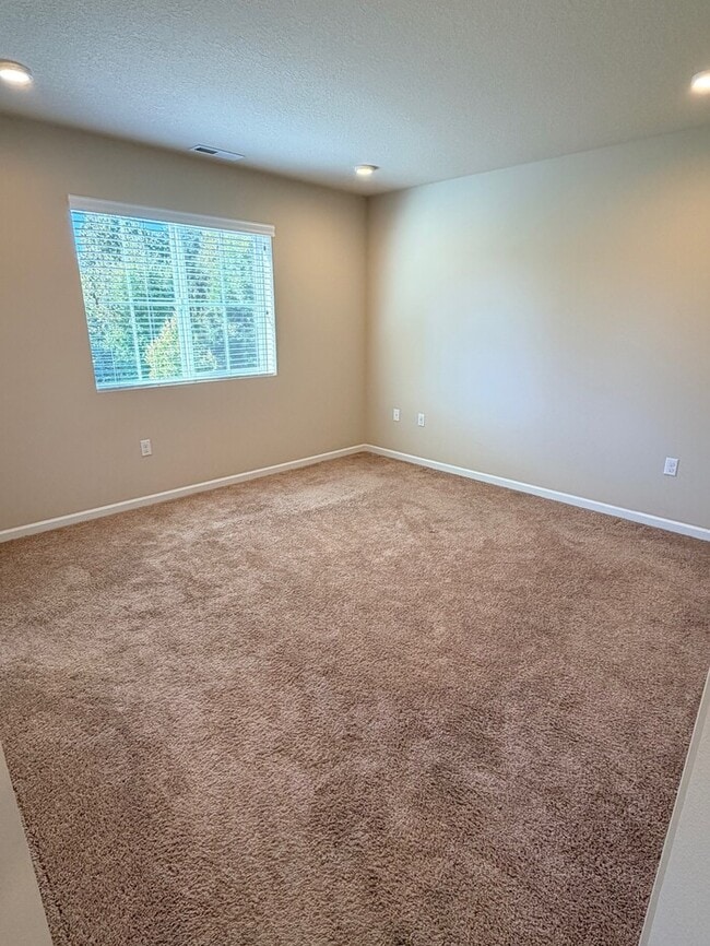 Building Photo - Beautiful Craftsman-Style Home is Ready Fo...