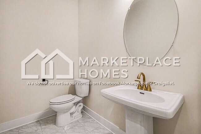 Building Photo - 1034 E Trinity Ln