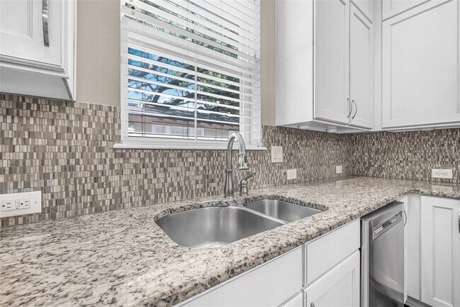 Building Photo - 307 S Gomez Ave