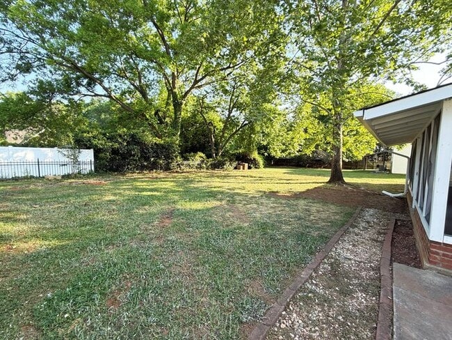 Building Photo - Charming Vintage Ranch, Den, Fireplace, Screened Porch