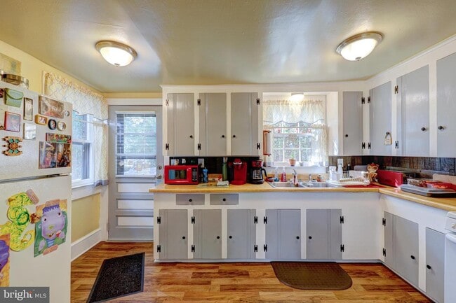 Building Photo - 220 Hazel Ave