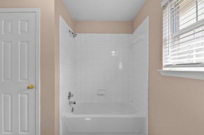 Building Photo - 9230 Eaglewood Spring Dr