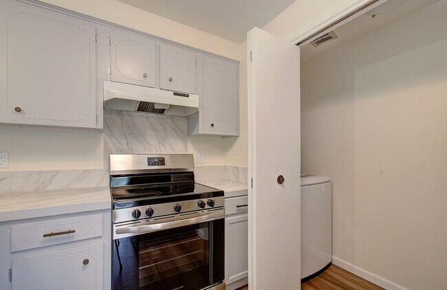 Building Photo - Heenan 2918-2920