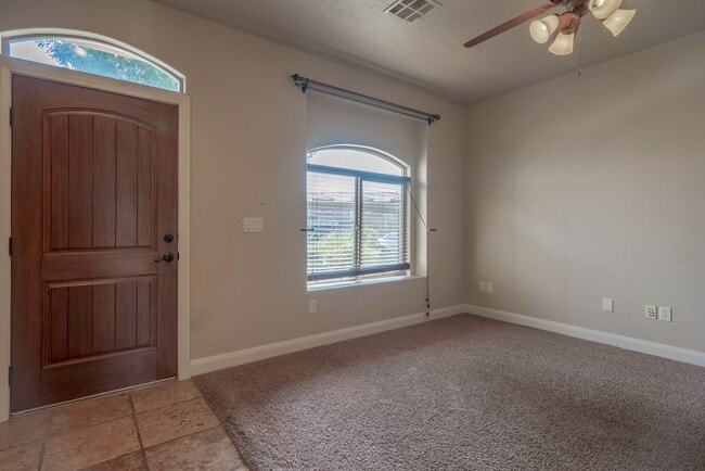 Building Photo - Upgraded 3 Bedroom Townhome in Desirable Southgate Community