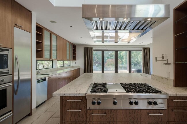 Building Photo - 2510 Skyfarm Dr