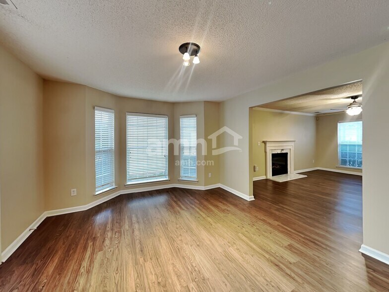 Building Photo - 15464 Stone Hollow Dr